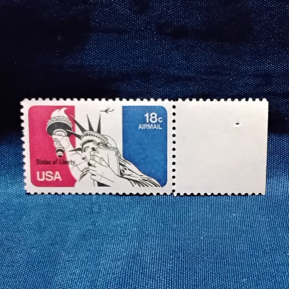 Uncirculated USA 1974 Statue of Liberty 18 Cent Airmail Stamp!!